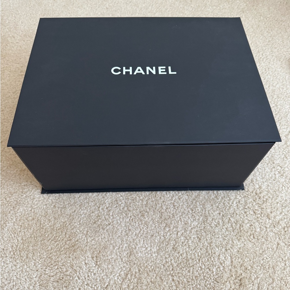 CHANEL Black and White Accessory Packaging - Picture 4 of 11